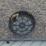 Verlassene Waben im Kirchenfenster